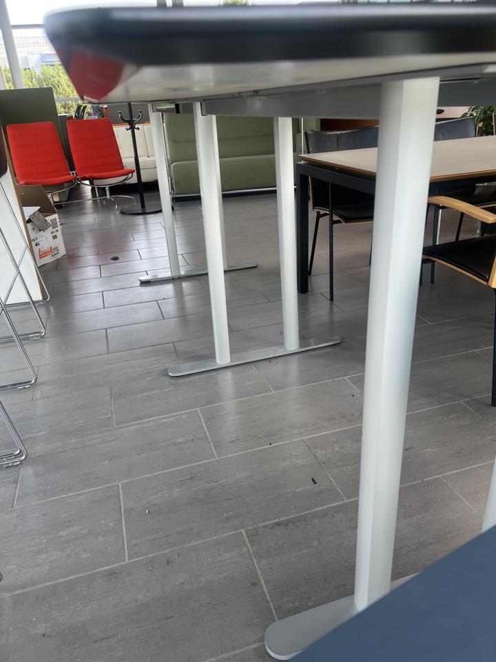 Nærbillede af sort metalstel på Montana højbord 318x119 cm i lysegrå