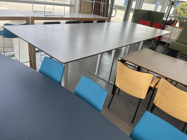 Langt Montana højbord 318x119 cm i lysegrå – frontvisning fra afstand