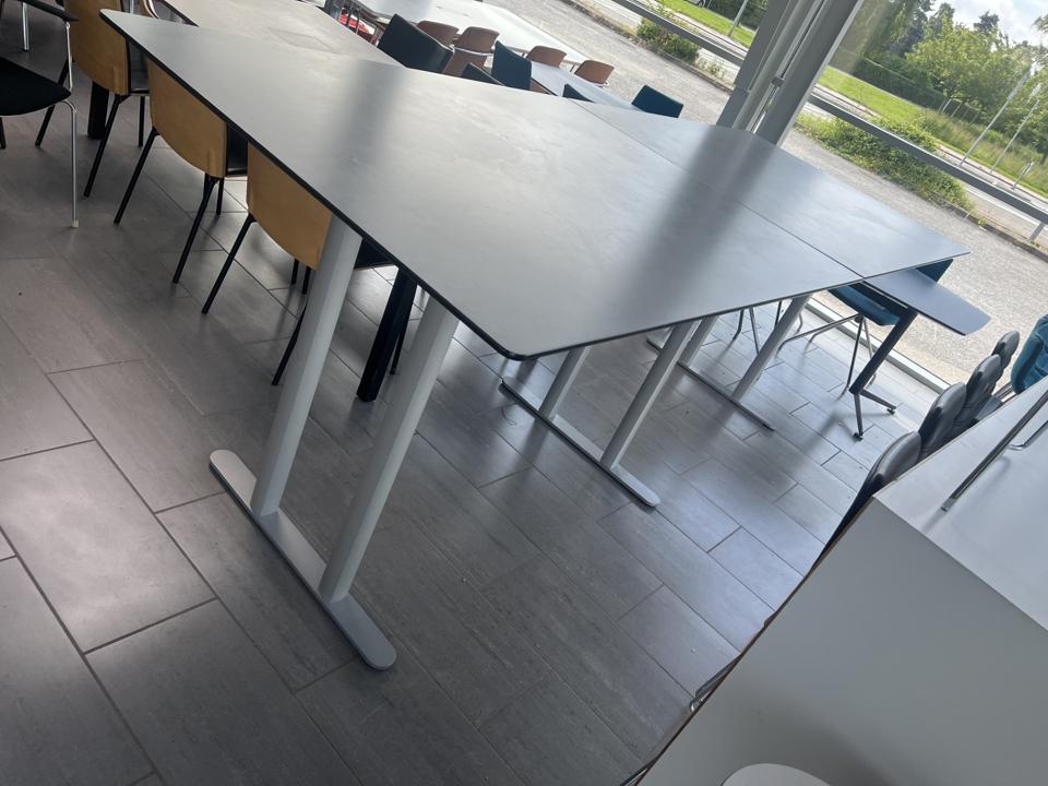 Detaljebillede af hjørnet på Montana højbord – lysegrå laminat med sort kant