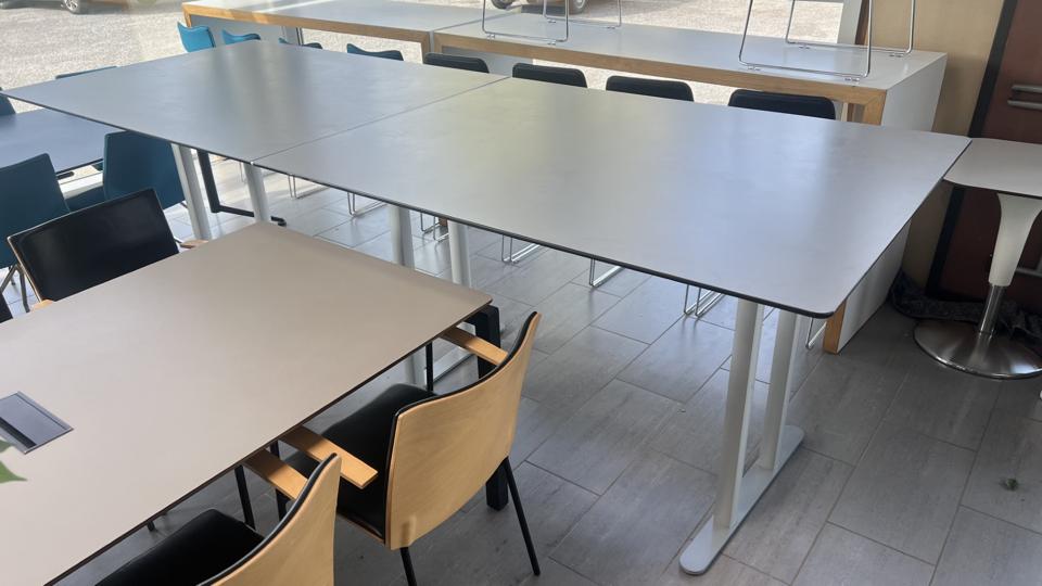Montana højbord 318x119 cm – set fra siden på afstand i kontormiljø