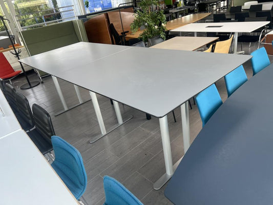 Montana højbord 318x119 cm i lysegrå – set fra siden med sort metalstel