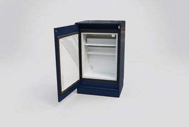 Montana minibar i mørkeblå med åben låge, hvidt kølerum og hylder til drikkevarer, velegnet til kontor og mødelokale.