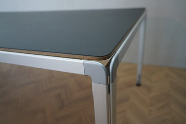 Close-up af trækant og sort linoleum på Montana mødebord Arne Jacobsen design