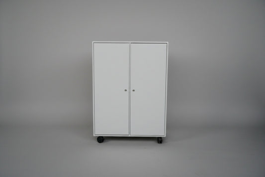 Montana reol i lys grå med 6 rum på hjul set forfra