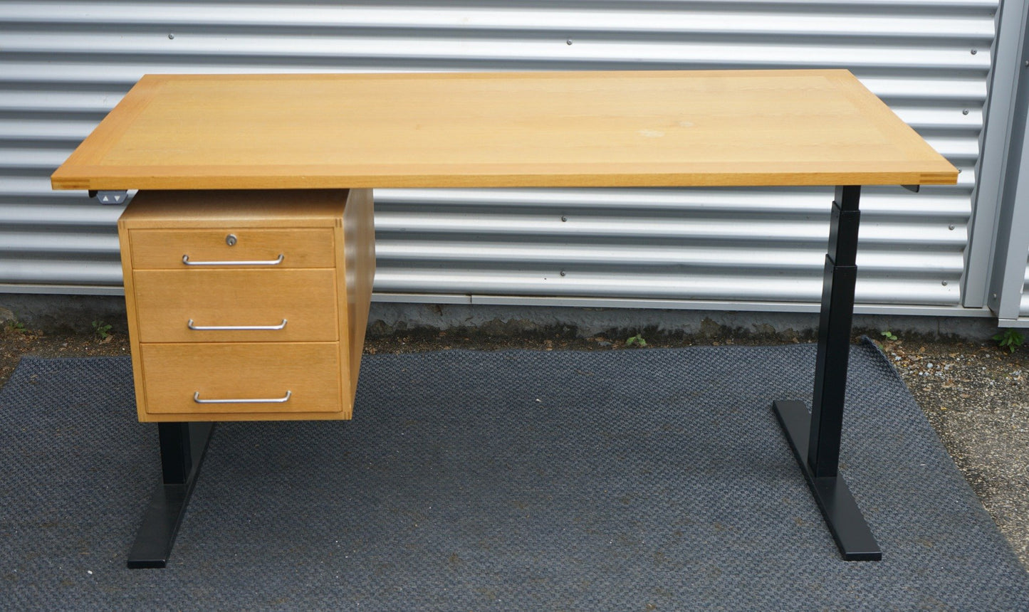 Frontvisning af Munch Denmark M40 Hæve-sænkebord i bøg – klassisk dansk design med skuffeopbevaring