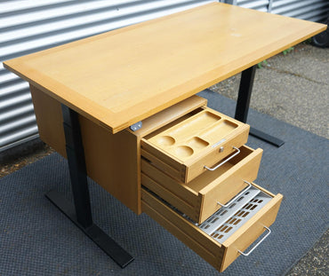 Skrå visning af Munch M40 Hæve-sænkebord 160x80 cm i bøg med åbne skuffer – funktionelt og stilfuldt direktørbord