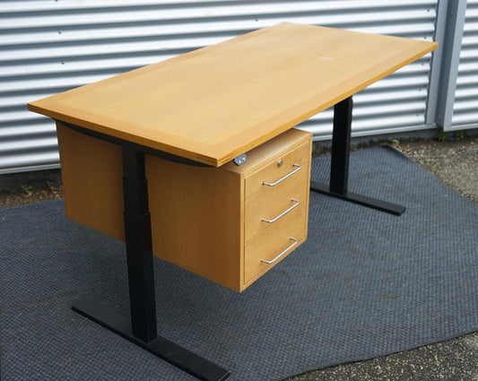 Munch Denmark M40 Hæve-sænkebord 160x80 cm i bøg set fra skrå vinkel – dansk håndlavet skrivebord i retro-modernistisk design