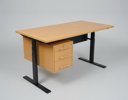 Munch Denmark M40 Hæve-sænkebord 160x80 cm i bøg set fra skrå vinkel – dansk håndlavet skrivebord i retro-modernistisk design