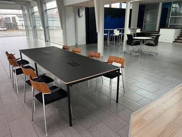 Muuto Base konferencebord i sort linoleum set langtfra i stort mødelokale, 300x110 cm