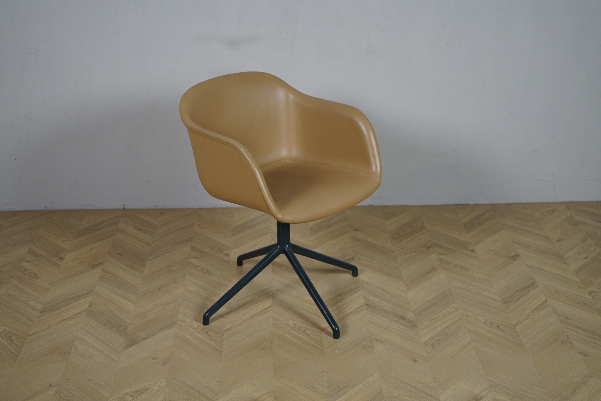 Detalje af cognacfarvet læder på Muuto Fiber Armchair – håndværk og materialekvalitet i fokus.