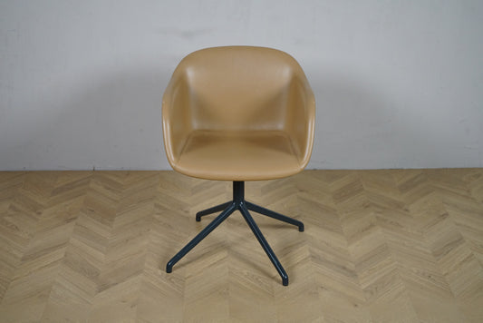 Muuto Fiber Armchair i cognacfarvet læder set forfra – moderne stol med sort metalstel.