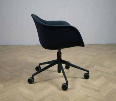 Muuto Fiber kontorstol i mørkeblå med sort stel, vist fra siden med polstret sæde og justerbar højde.