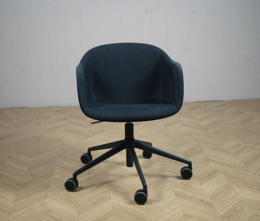 Muuto Fiber kontorstol i mørkeblå med sort dreje- og hjulstel, set forfra.