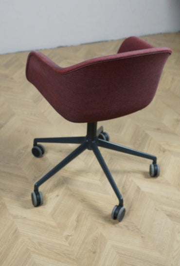 Muuto Fiber kontorstol i rød – set bagfra med armlæn og hjulstel