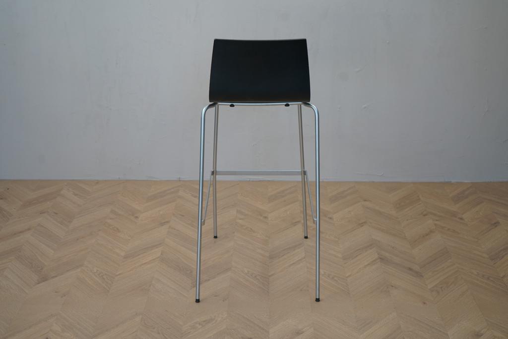 Muuto højstol i sort set bagfra – minimalistisk ryglæn og krom understel.
