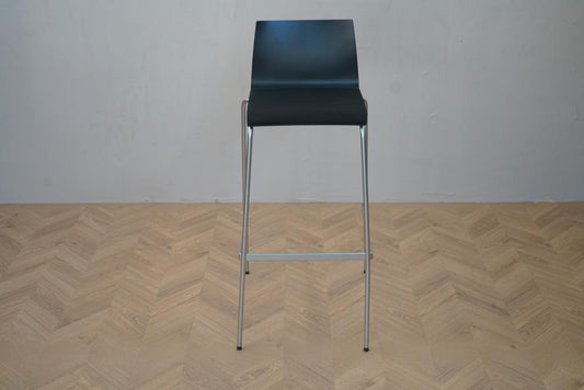 Muuto højstol i sort set forfra med polstret sæde og krom stel – siddehøjde 71 cm.