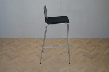 Muuto barstol i sort vist fra siden – elegant krom stel og ergonomisk ryglæn.