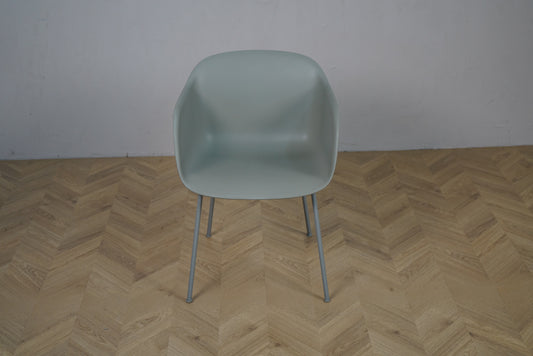 Muuto grå spisestol set forfra med 45 cm siddehøjde