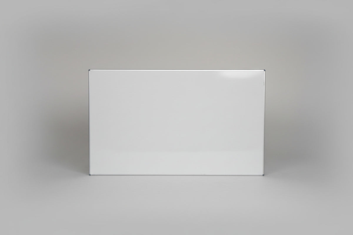 Nobo hvidt magnetisk whiteboard med aluramme og beslag set forfra