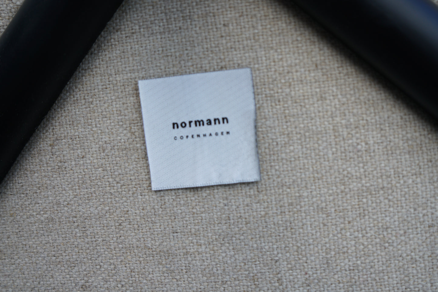 Normann Copenhagen logo på Form Armchair Swivel designet af Simon Legald