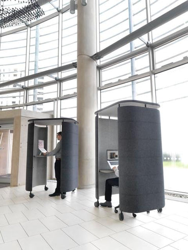 Ocee Four muteboks i grå i brug på kontor – privat samtale i lydisoleret telefonboks