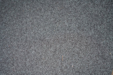 Close-up af blå uldpolstring på Offecct loungestol med stilrent krom stel.