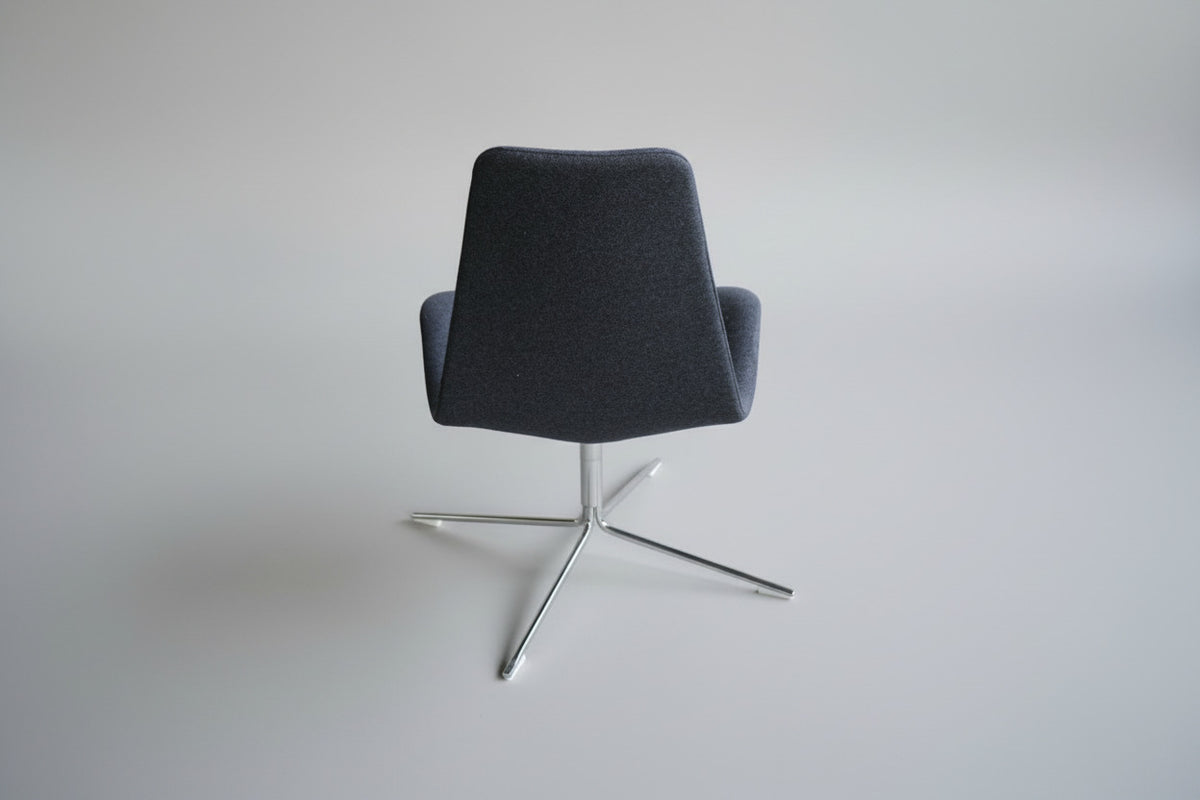 Offecct loungestol i grå uld set bagfra med elegant krom stel og tidløst loungedesign.
