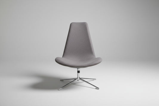 Offecct loungestol i lysegrå uld set forfra med krom stel og 40 cm siddehøjde.
