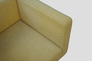 Close-up af OFFECCT Solitaire loungestol med gul polstring og detaljer i krom