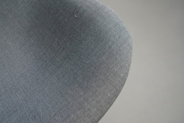 Close-up af grå polstring på Offecct Spoon High loungestol med krom stel og moderne detaljer.