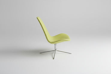 Close-up af grøn polstring på Offecct Spoon High loungestol med elegante kromdetaljer.