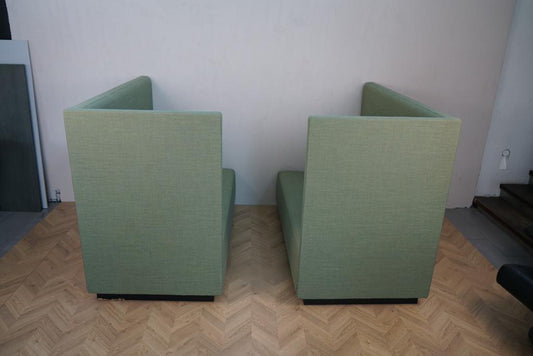 Offect akustiksofa i grøn set bagfra med højt ergonomisk ryglæn – ideel til kontor og læringsmiljøer som rumdeler.