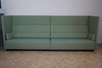 Offect samtalesofa i grøn set forfra – akustiksofa med høj ryg og plads til to personer, velegnet til stillezoner og møder.