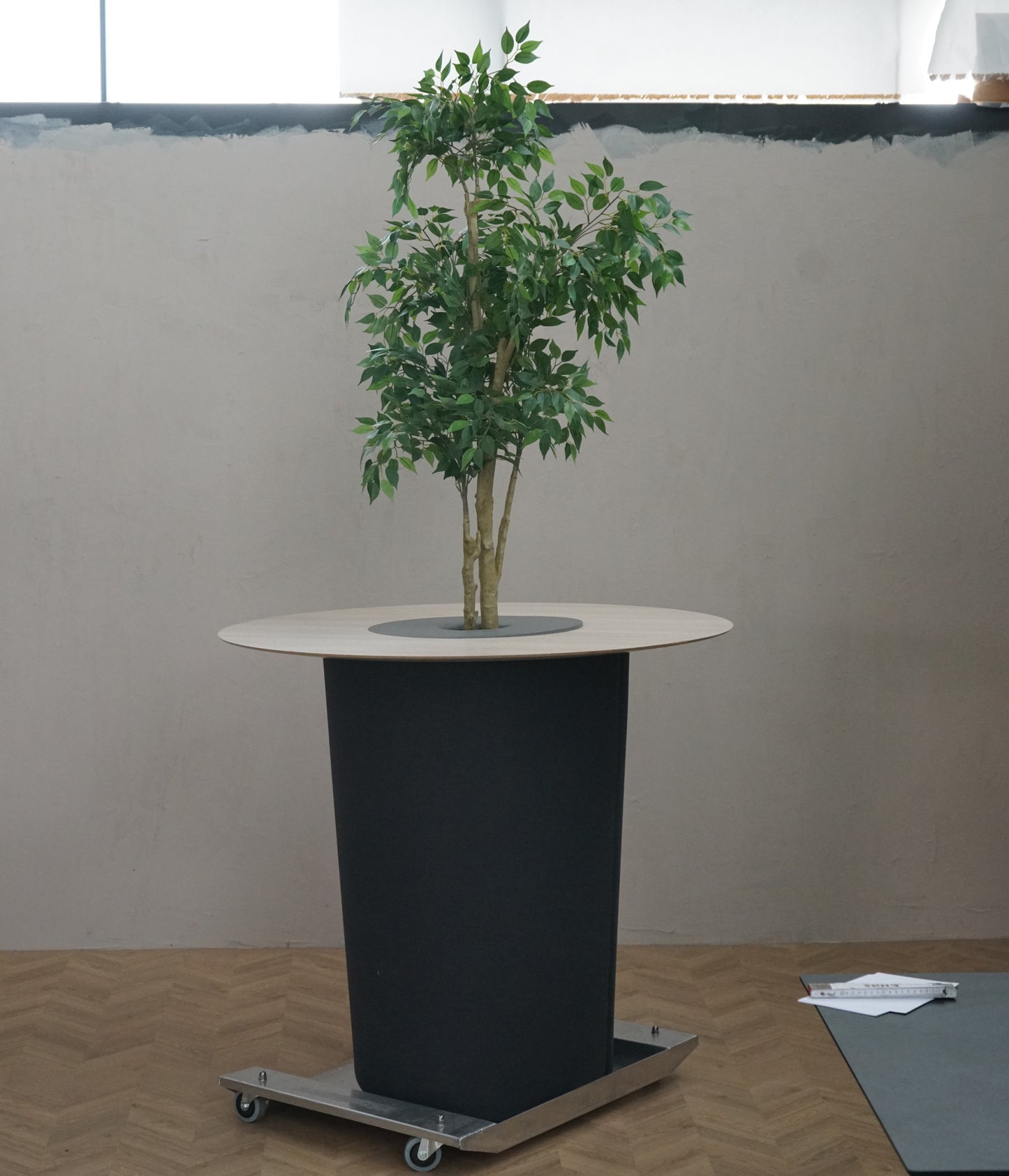 Offect kontorplante højbord set fra siden – kunstige planter i bordpladen, 120 cm diameter og 110 cm højde.