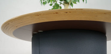 Undersiden af Offect kontorplante højbord med robust stel og integrerede kunstige planter – 120 cm diameter, 110 cm højde.