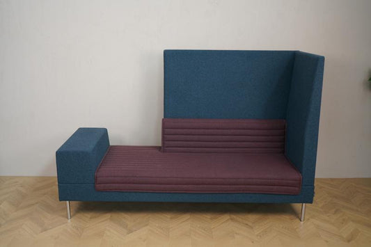 Frontbillede af Offect kontorsofa i mørkeblå og rød med mål 200x70x167 cm, moderne og slidstærk loungesofa til kontormiljøer.