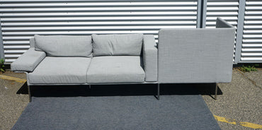 Offect loungesofa 280x96 i grå set forfra, stilfuld og komfortabel 3-personers sofa til loungeområde.