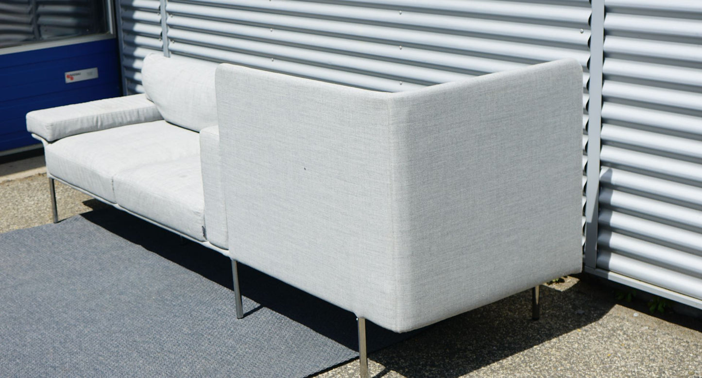Sideprofil af Offect loungesofa 280x96 i grå med modulopbygget design, ideel til reception og venteområde.