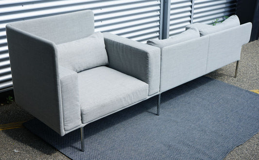 Offect loungesofa 280x96 i grå set fra skrå vinkel, modulopbygget 3-personers sofa til reception og lounge.