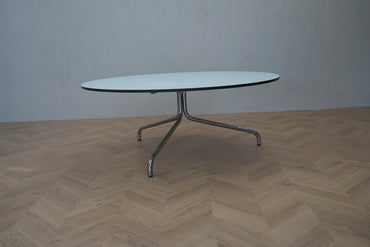 Offect sofabord i hvid med krom stel, diameter 100 cm, set på afstand i loungeområde – stilfuldt og funktionelt design.