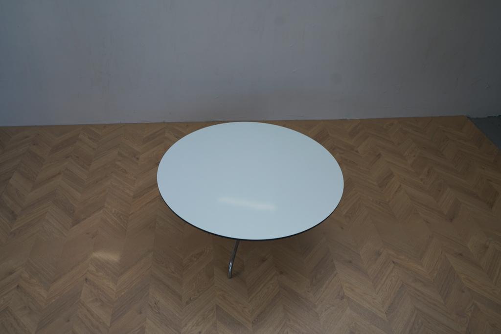 Offect sofabord i hvid med krom stel, diameter 100 cm, set ovenfra – tynd bordplade og elegant kromstel.