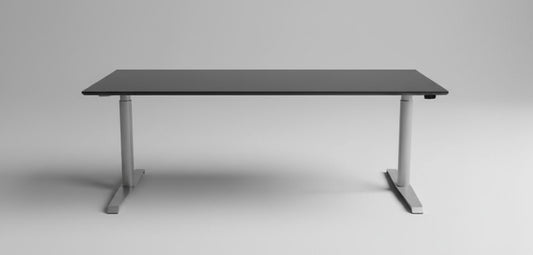 Frontbillede af Omann hæve-sænkebord 180x90 med sort bordplade, affasede kanter, gråt understel og kabelbakke.