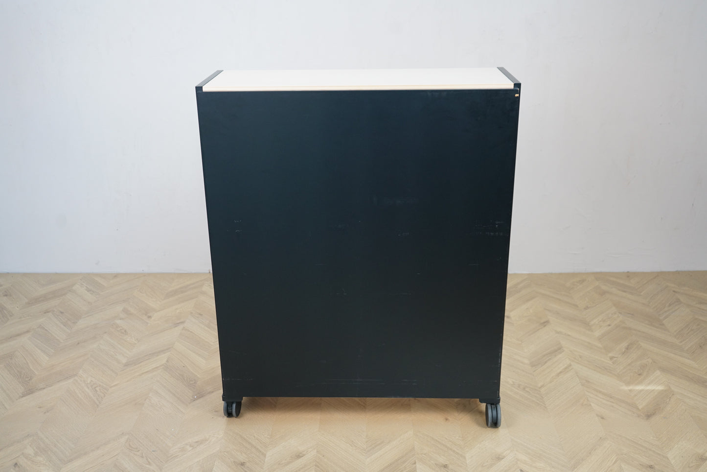 Opbevaringsskab på hjul – set bagfra i sort kabinet, 96x35x119 cm