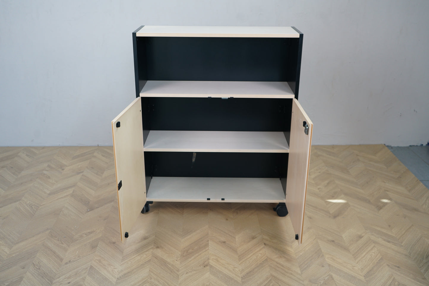 Opbevaringsskab med hjul og hylder – set forfra med åbne låger, 96x35x119 cm