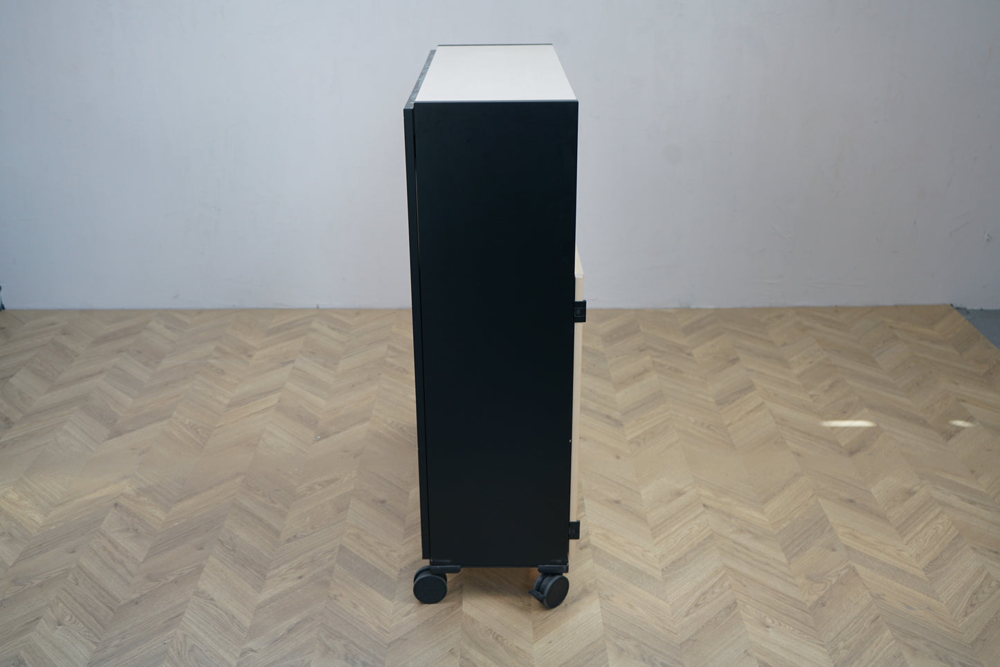 Opbevaringsskab med hjul og låger – set fra siden, mål 96x35x119 cm