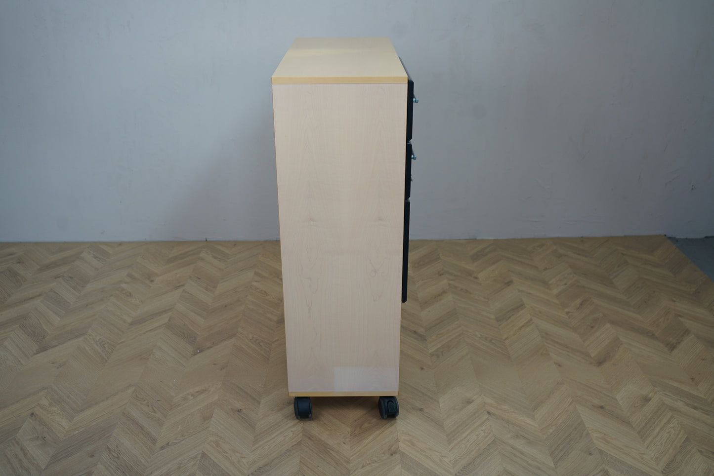 Opbevaringsskab med hjul og kombination af skuffer og låger – set fra siden, 92x38x120 cm