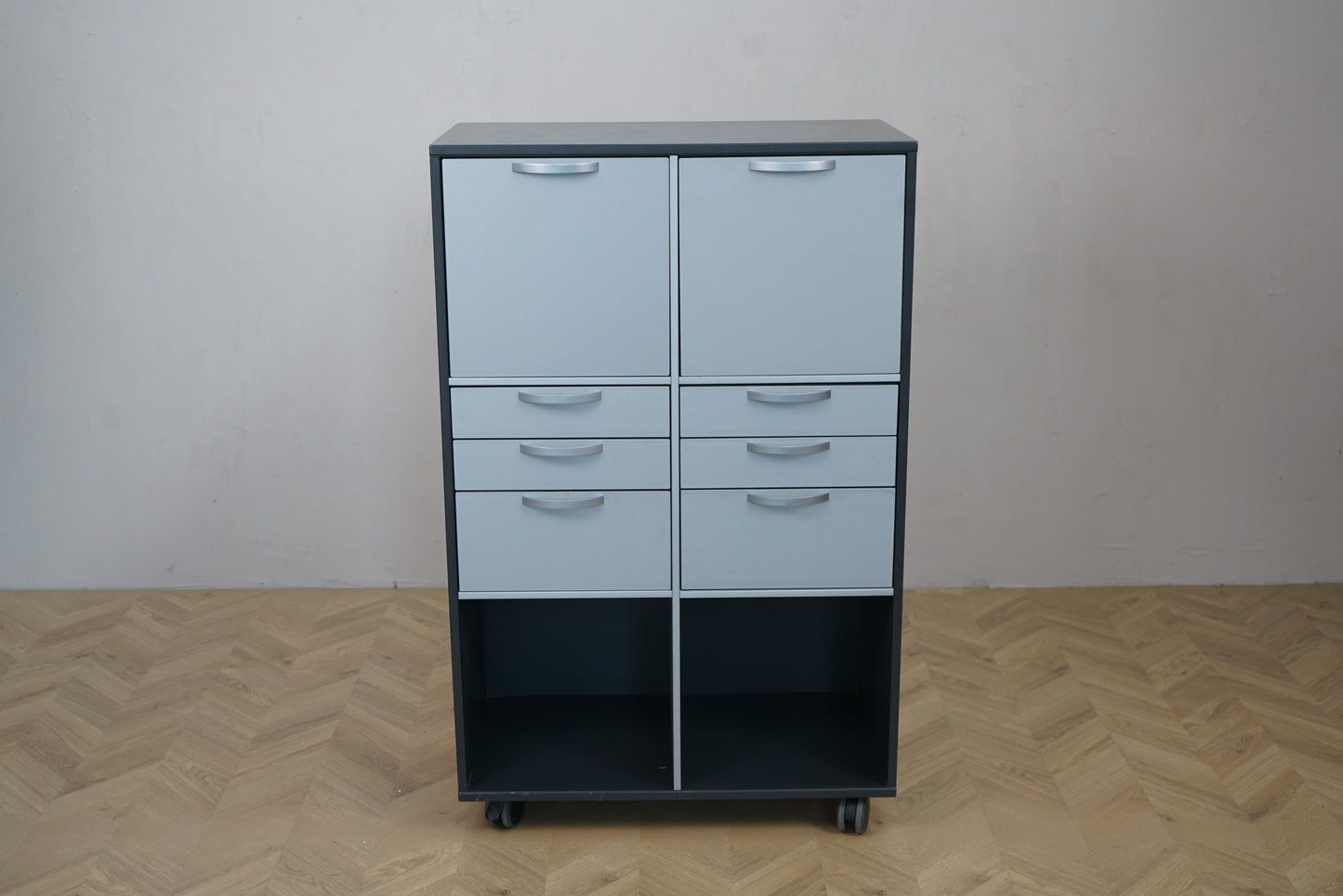 Moderne opbevaringsskab med 8 skuffer og hjul set forfra – 80x44x128 cm