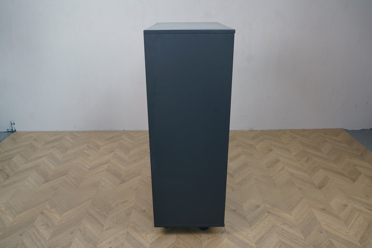 Moderne opbevaringsskab med skuffer og hjul set fra siden – 80x44x128 cm