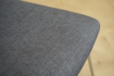 Detalje af Ottawa konferencestol i mørkegrå polstring – kraftigt polstret sæde og moderne design