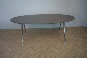 Ovalt valnød mødebord med kromben – 200x108 cm, set direkte forfra